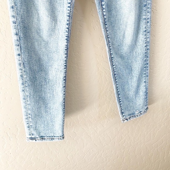 American‎ Eagle Lighter Wash Mom Jeans - Picture 3 of 9